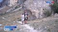 На вершине Белой скалы крымские спасатели водрузили флаг Российской Федерации