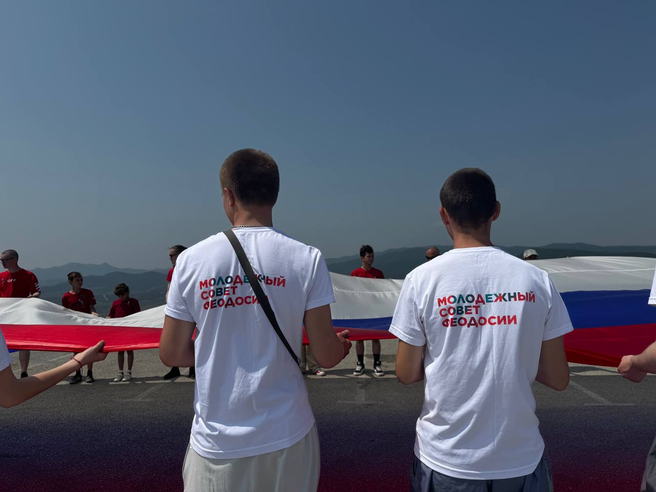 В честь Дня России над Коктебелем взвился огромный триколор! В честь Дня России над Коктебелем взвился огромный триколор!