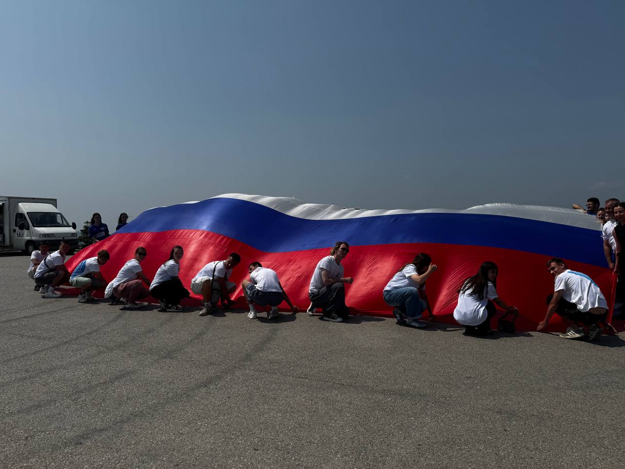 В честь Дня России над Коктебелем взвился огромный триколор! В честь Дня России над Коктебелем взвился огромный триколор!