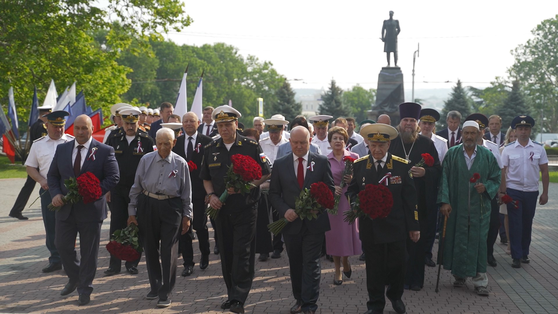 День России в Севастополе начался с возложения цветов к Мемориалу героической обороны День России в Севастополе начался с возложения цветов к Мемориалу героической обороны