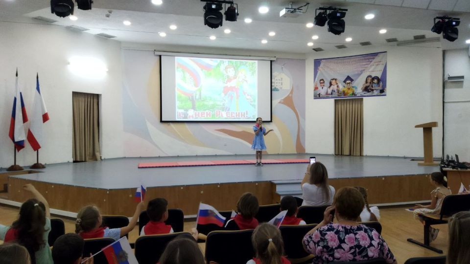 Сегодня в летнем лагере Симферопольской академической гимназии «Академия детства» прошли мероприятия, приуроченные к празднованию Дня России!
