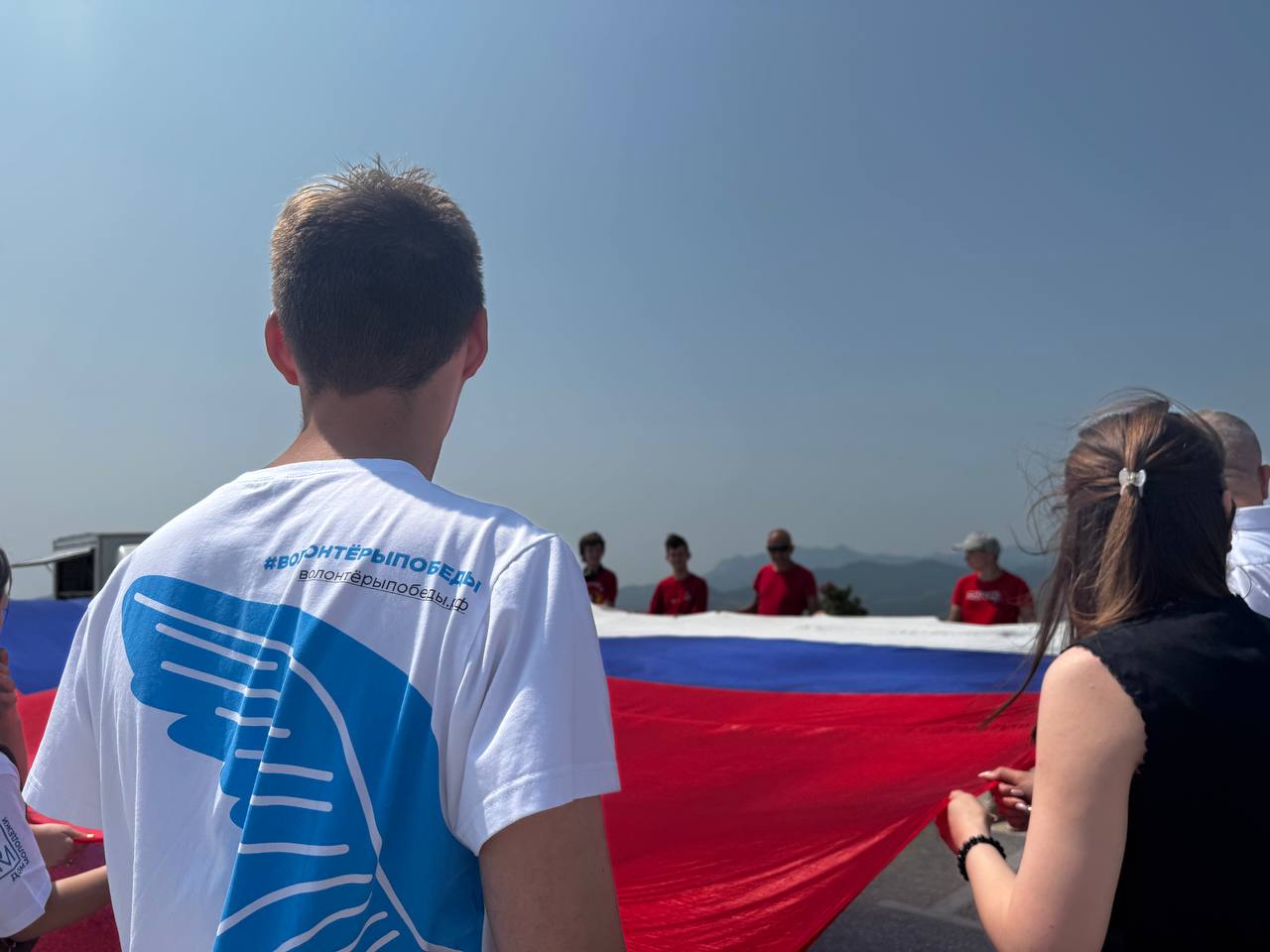 В честь Дня России над Коктебелем взвился огромный триколор! В честь Дня России над Коктебелем взвился огромный триколор!
