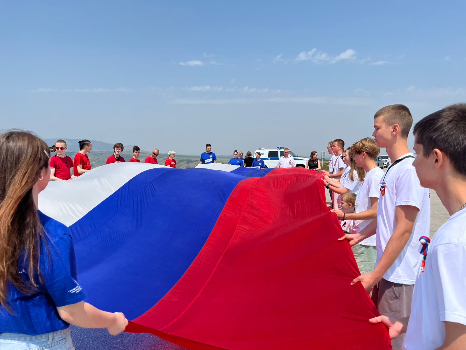 В честь Дня России над Коктебелем взвился огромный триколор! В честь Дня России над Коктебелем взвился огромный триколор!
