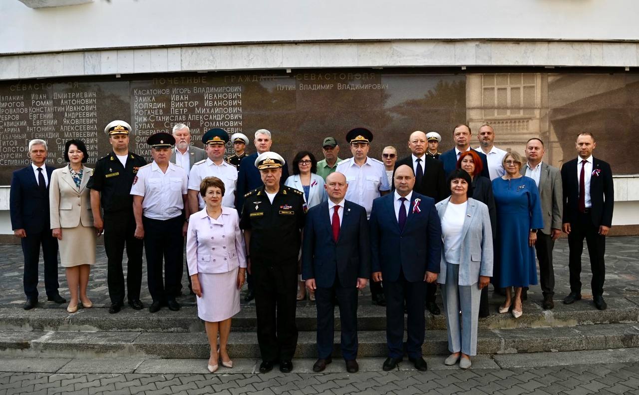 На мемориальную стену почётных граждан Севастополя внесли имя Владимира Путина На мемориальную стену почётных граждан Севастополя внесли имя Владимира Путина