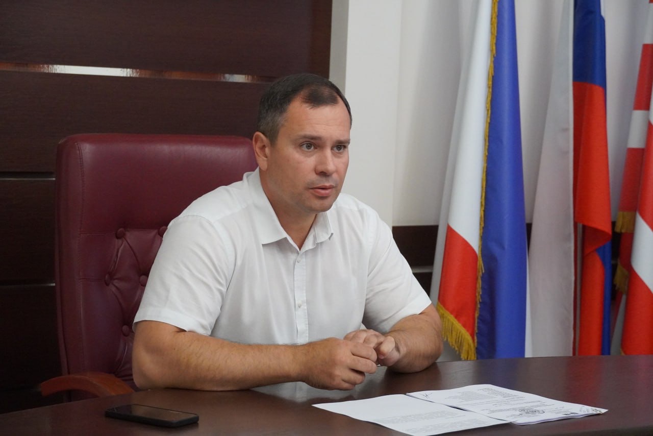 Глава администрации Керчи Олег Каторгин провел аппаратное совещание со своими заместителями и руководителями структурных подразделений Глава администрации Керчи Олег Каторгин провел аппаратное совещание со своими заместителями и руководителями структурных подразделений