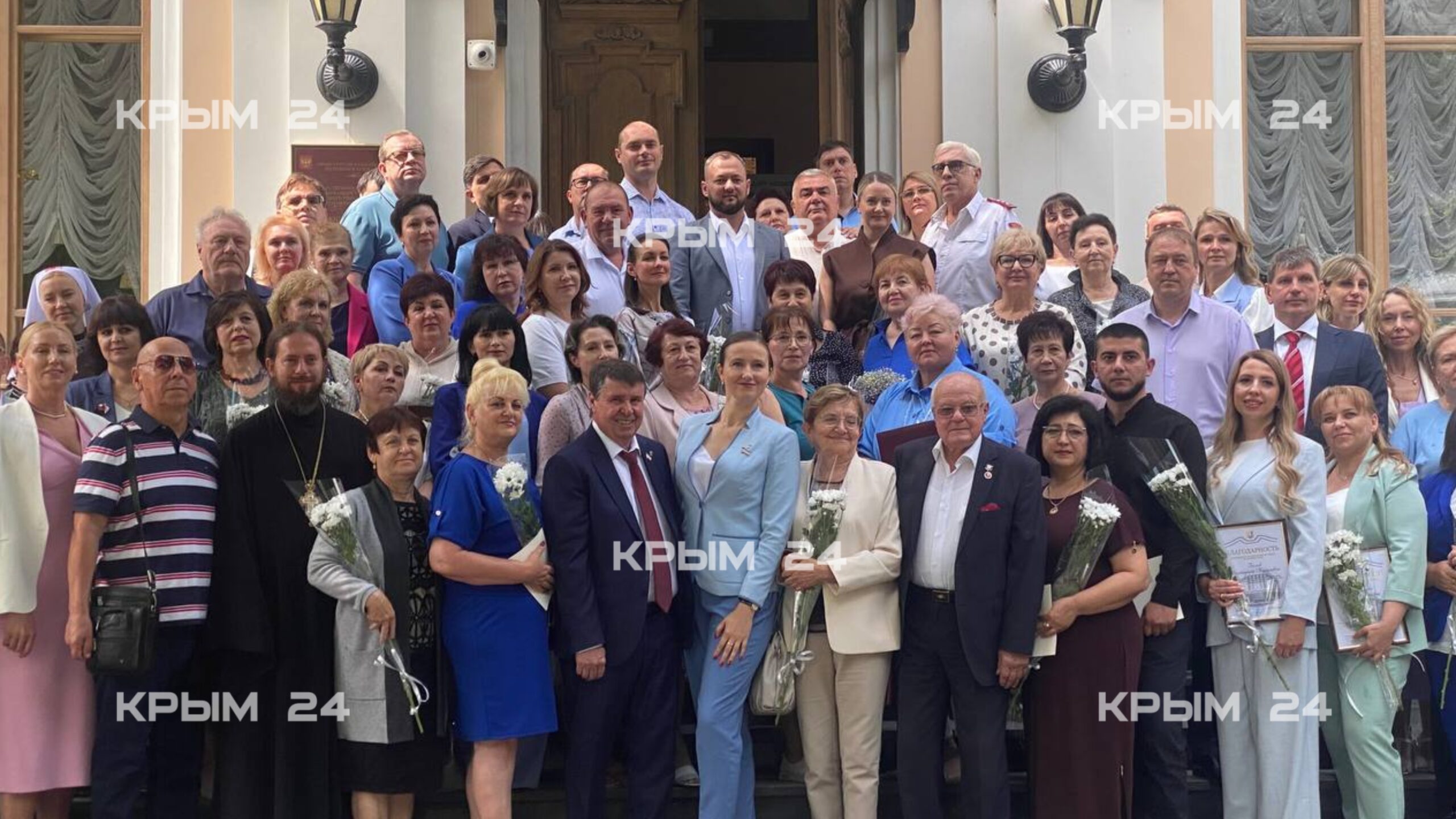 В Симферополе наградили медицинских работников В Симферополе наградили медицинских работников