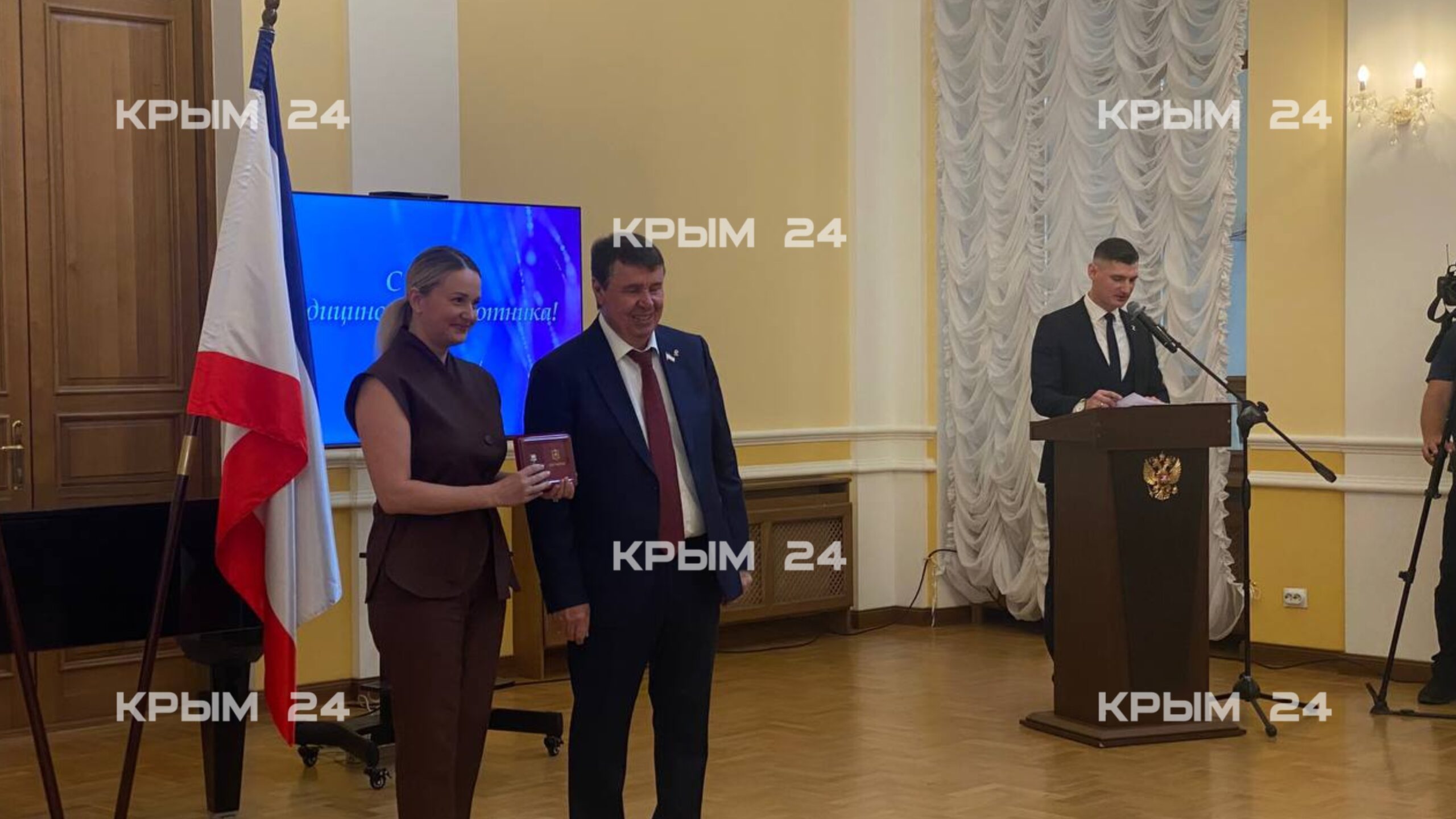 В Симферополе наградили медицинских работников В Симферополе наградили медицинских работников