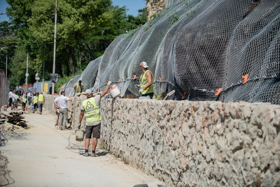 На улице Героев Севастополя обустраивают сетчатое покрытие склона