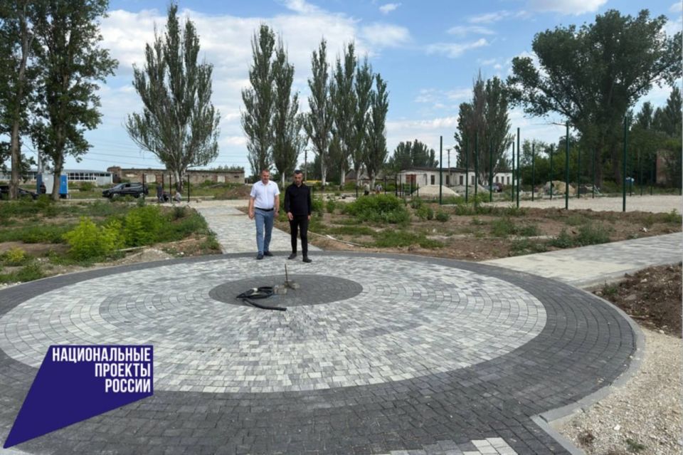 В пгт Нижнегорский благоустраивают парковую зону