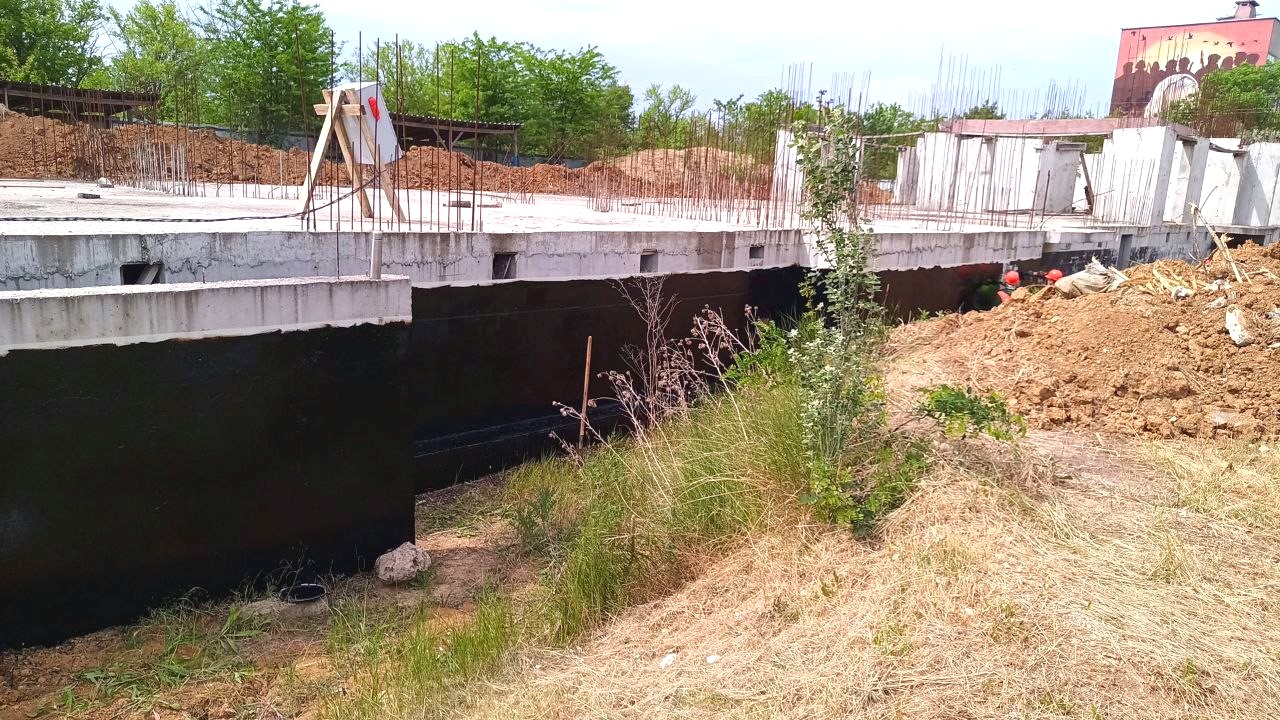 В пгт. Ленино Ленинского района продолжается строительство 48 квартирного жилого дома В пгт. Ленино Ленинского района продолжается строительство 48 квартирного жилого дома