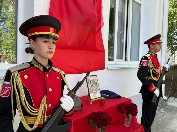 В Нижнегорском открыли мемориальную доску военкору Александру Федорчаку
