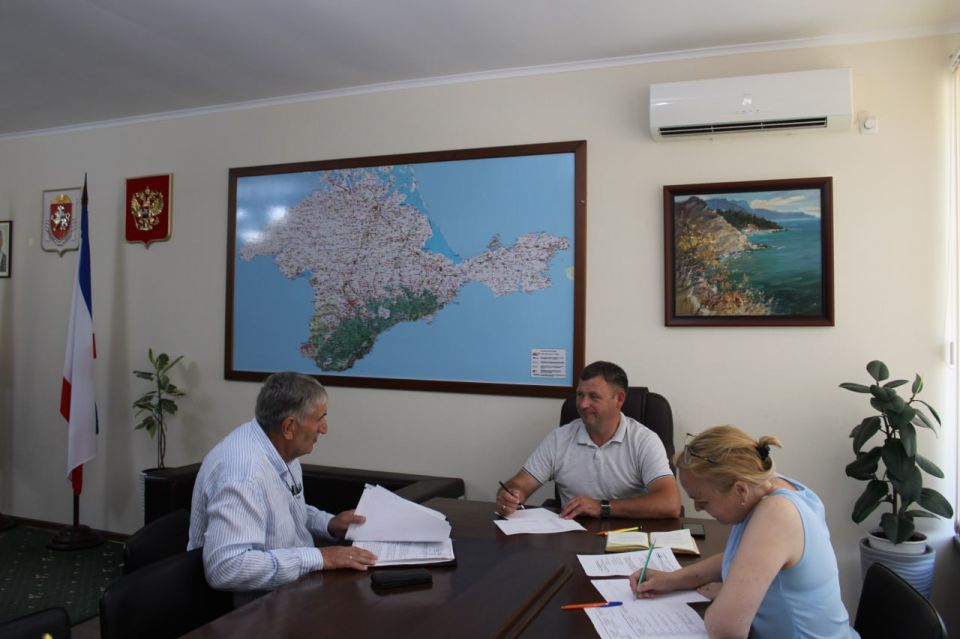 Глава Администрации Ленинского района Игорь Крутьков провёл личный прием граждан Глава Администрации Ленинского района Игорь Крутьков провёл личный прием граждан