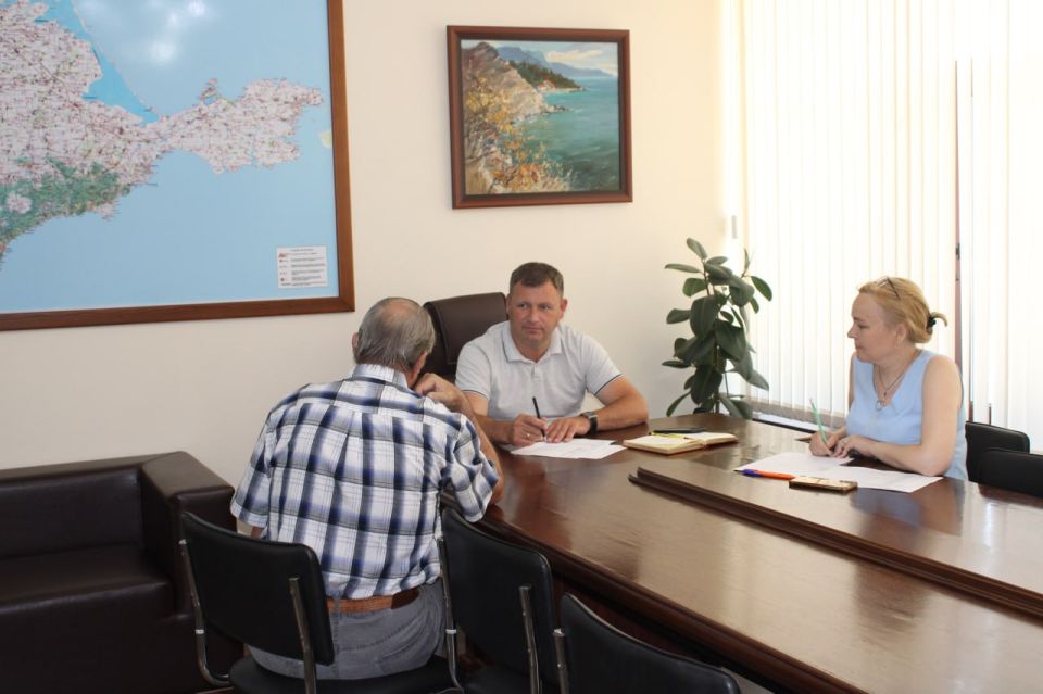 Глава Администрации Ленинского района Игорь Крутьков провёл личный прием граждан Глава Администрации Ленинского района Игорь Крутьков провёл личный прием граждан