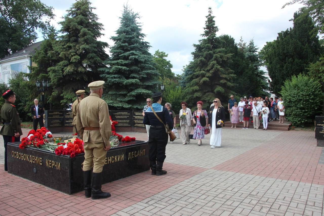 В день начала Великой Отечественной войны возложили цветы к Вечному огню в сквере Славы В день начала Великой Отечественной войны возложили цветы к Вечному огню в сквере Славы