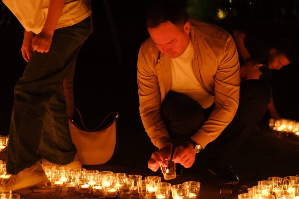 Янина Павленко: Более 3,5 тысяч огоньков сплелись в портрет юной героини Нади Лисановой во дворе школы №7