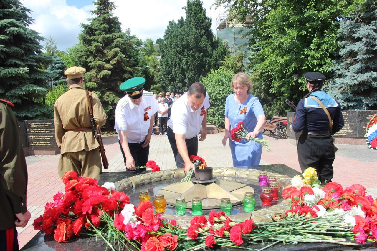 В день начала Великой Отечественной войны возложили цветы к Вечному огню в сквере Славы В день начала Великой Отечественной войны возложили цветы к Вечному огню в сквере Славы
