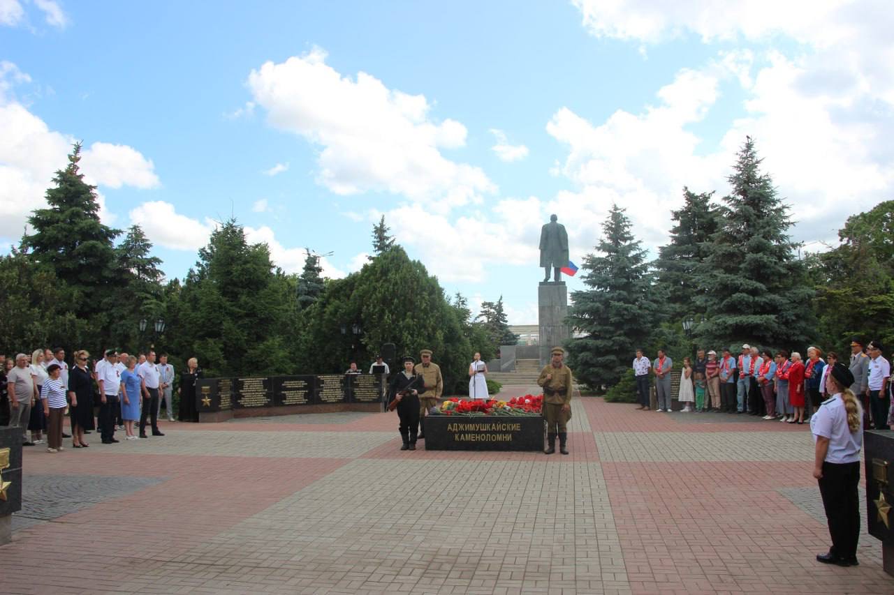В день начала Великой Отечественной войны возложили цветы к Вечному огню в сквере Славы В день начала Великой Отечественной войны возложили цветы к Вечному огню в сквере Славы