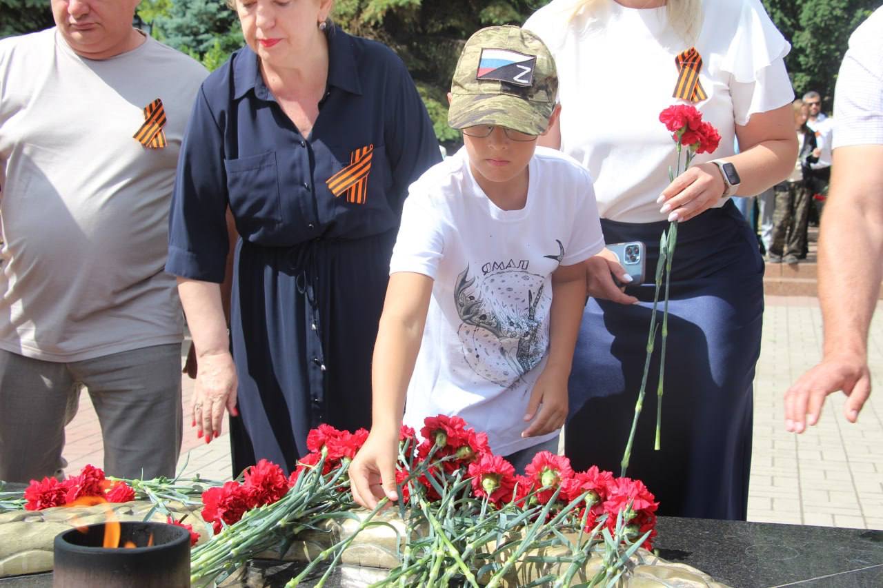 В день начала Великой Отечественной войны возложили цветы к Вечному огню в сквере Славы В день начала Великой Отечественной войны возложили цветы к Вечному огню в сквере Славы
