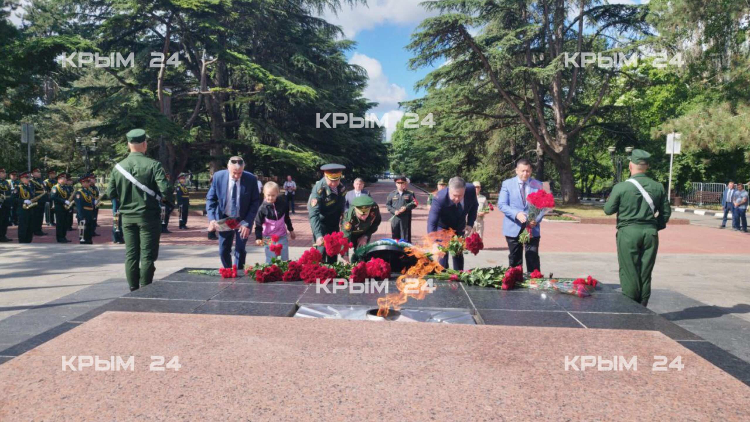 В Симферополе в День памяти и скорби возложили цветы к Вечному огню В Симферополе в День памяти и скорби возложили цветы к Вечному огню
