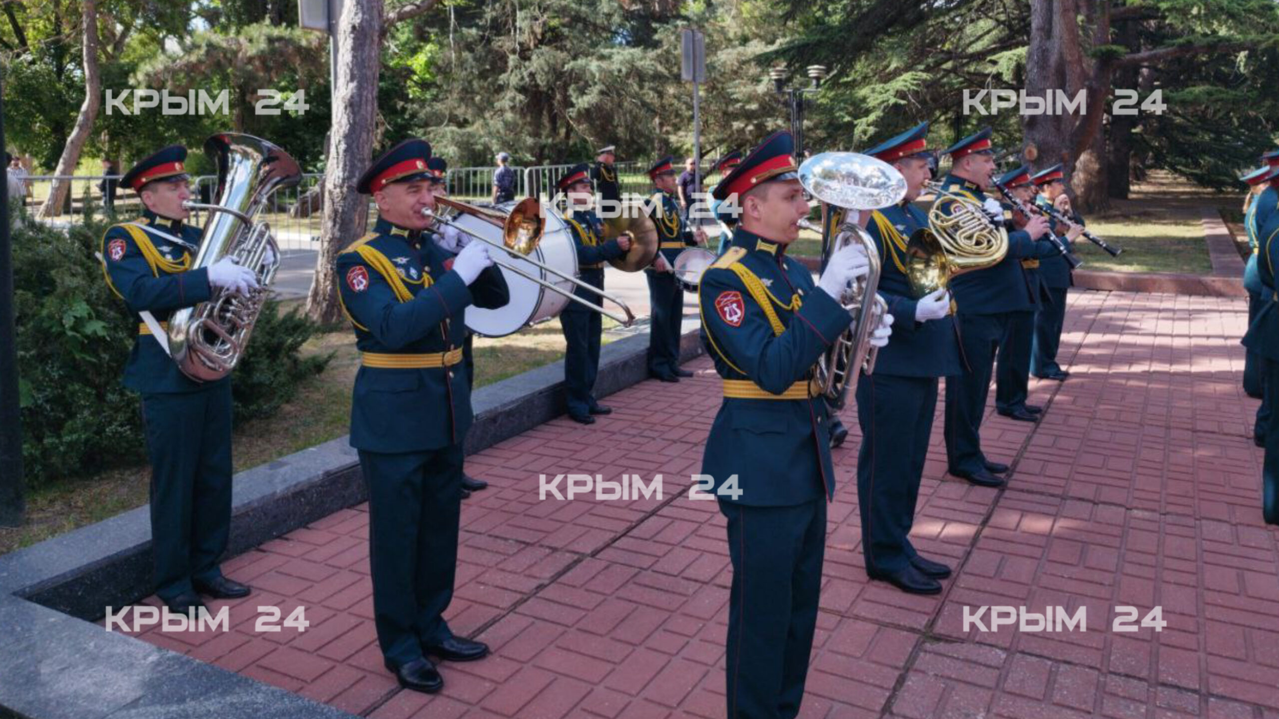 В Симферополе в День памяти и скорби возложили цветы к Вечному огню В Симферополе в День памяти и скорби возложили цветы к Вечному огню