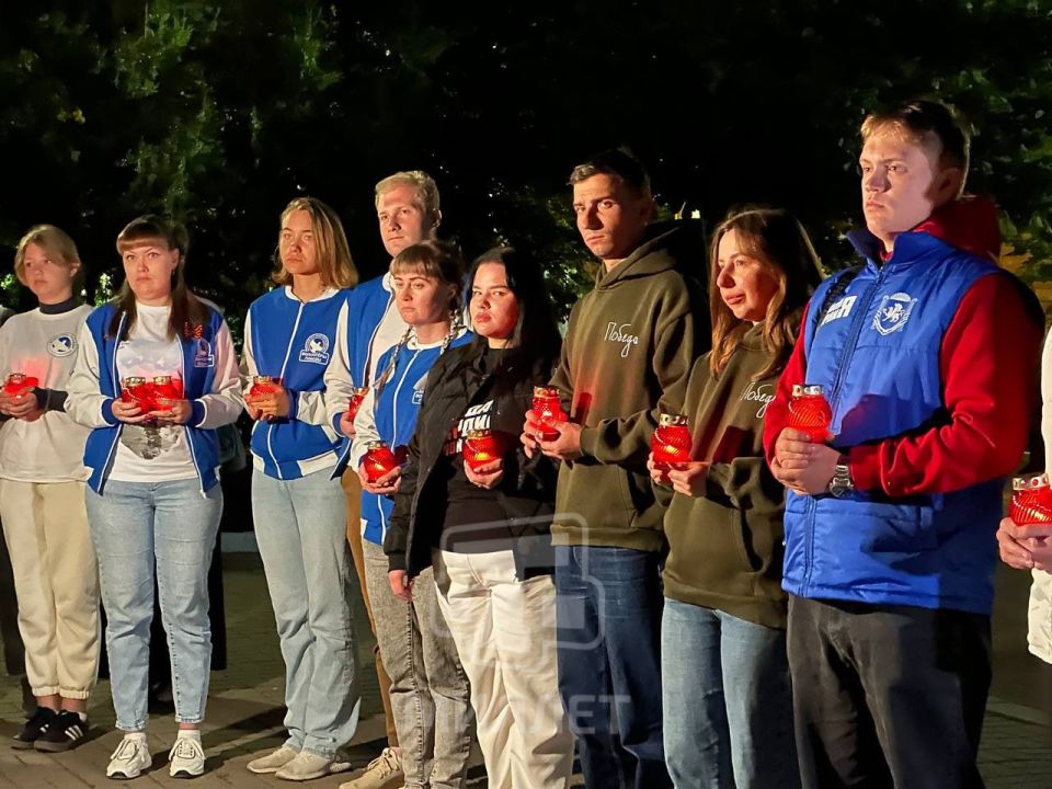 В 4 часа утра в симферопольском сквере Победы традиционно зажгли свечи в память о павших в Великой Отечественной войне