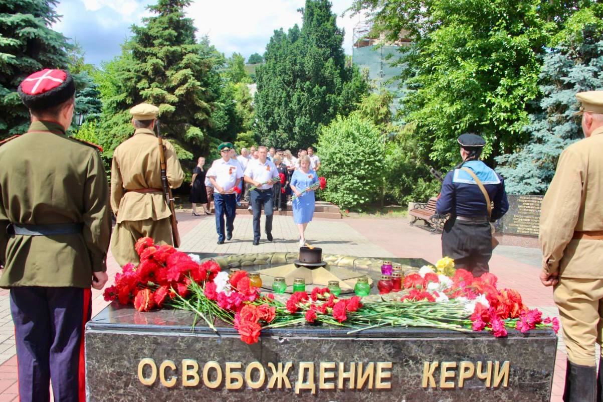 В день начала Великой Отечественной войны возложили цветы к Вечному огню в сквере Славы В день начала Великой Отечественной войны возложили цветы к Вечному огню в сквере Славы