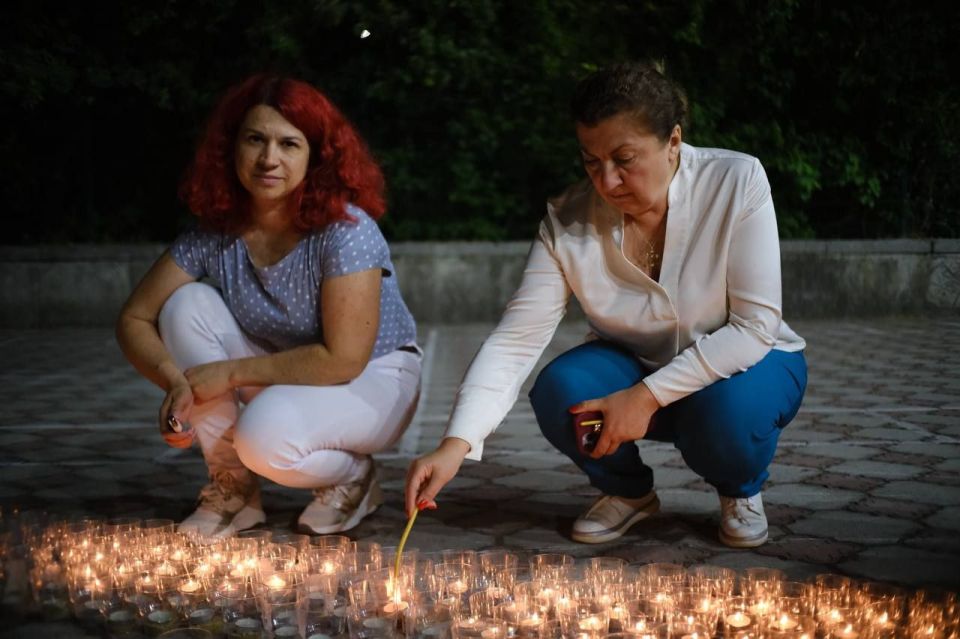 Янина Павленко: Более 3,5 тысяч огоньков сплелись в портрет юной героини Нади Лисановой во дворе школы №7