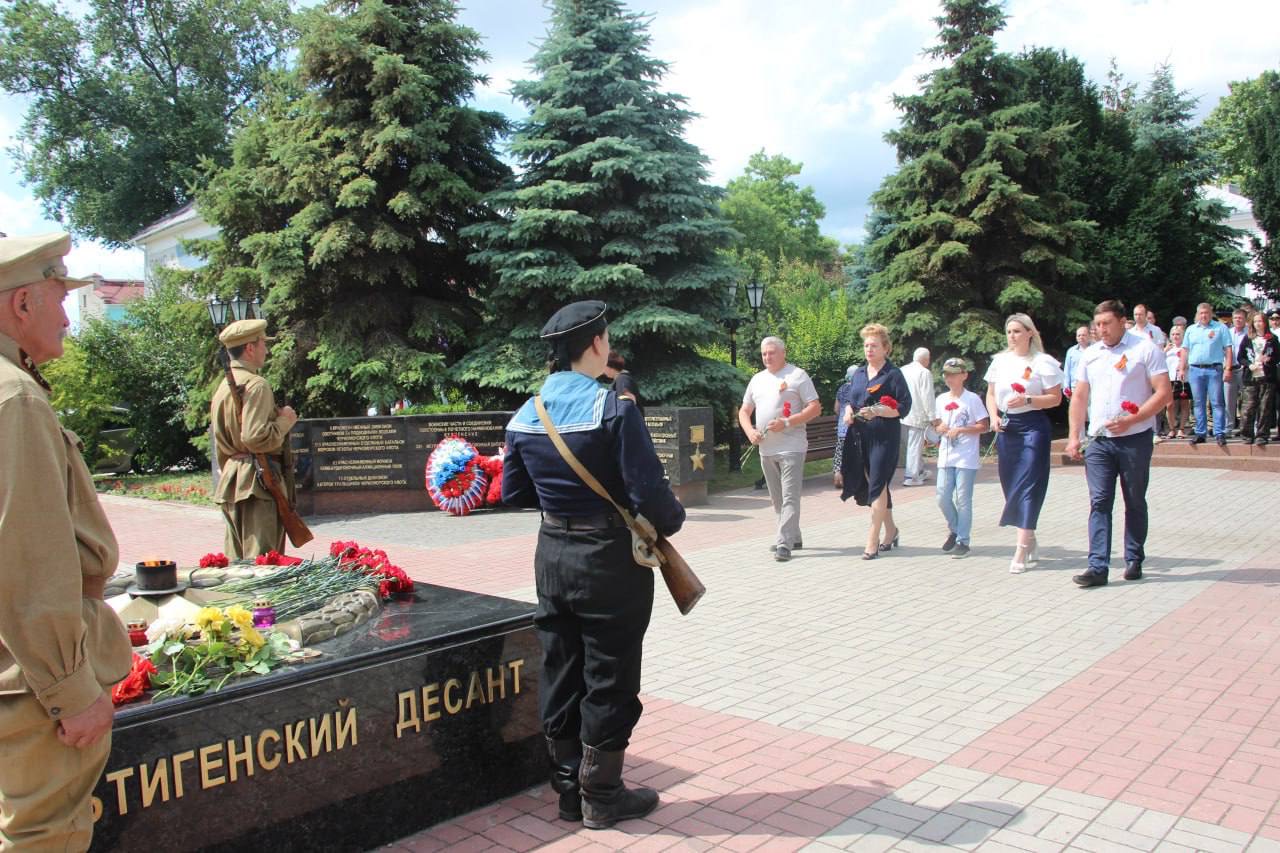 В день начала Великой Отечественной войны возложили цветы к Вечному огню в сквере Славы В день начала Великой Отечественной войны возложили цветы к Вечному огню в сквере Славы