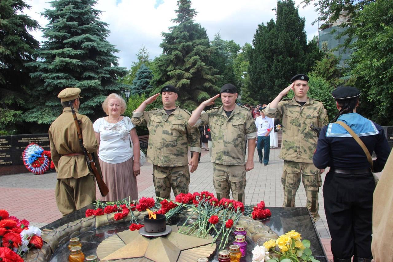В день начала Великой Отечественной войны возложили цветы к Вечному огню в сквере Славы В день начала Великой Отечественной войны возложили цветы к Вечному огню в сквере Славы