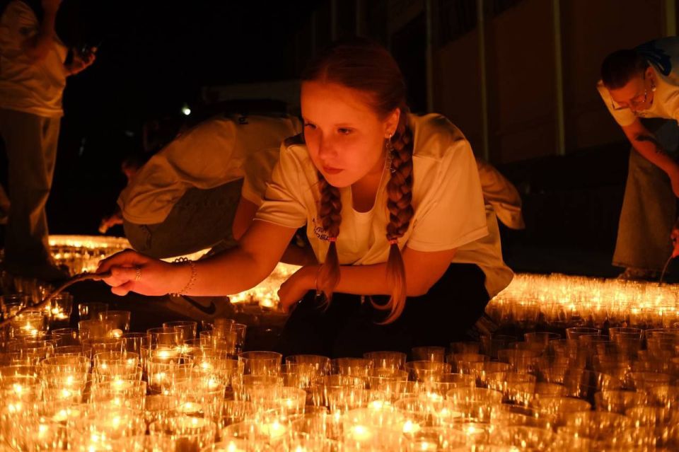 Янина Павленко: Более 3,5 тысяч огоньков сплелись в портрет юной героини Нади Лисановой во дворе школы №7