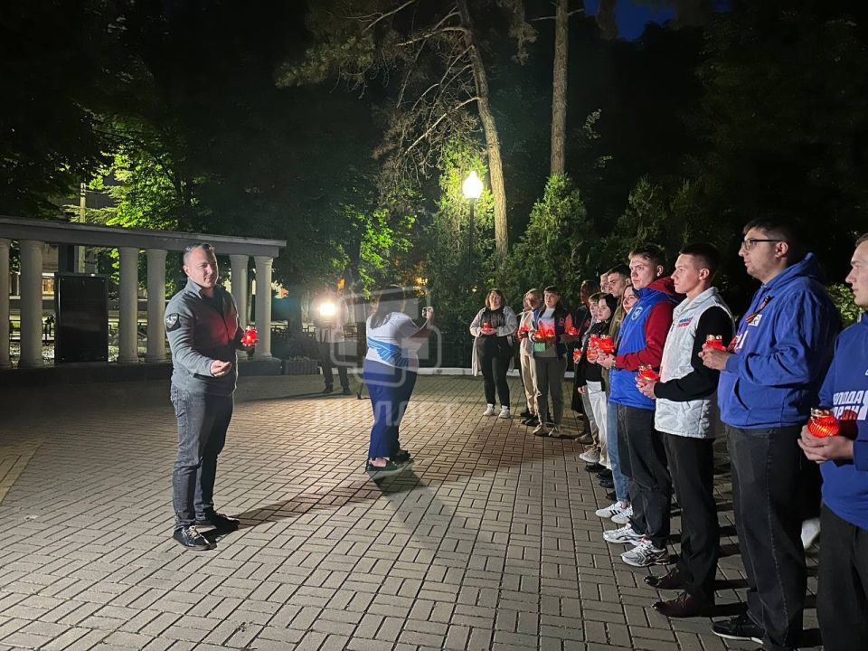 В 4 часа утра в симферопольском сквере Победы традиционно зажгли свечи в память о павших в Великой Отечественной войне
