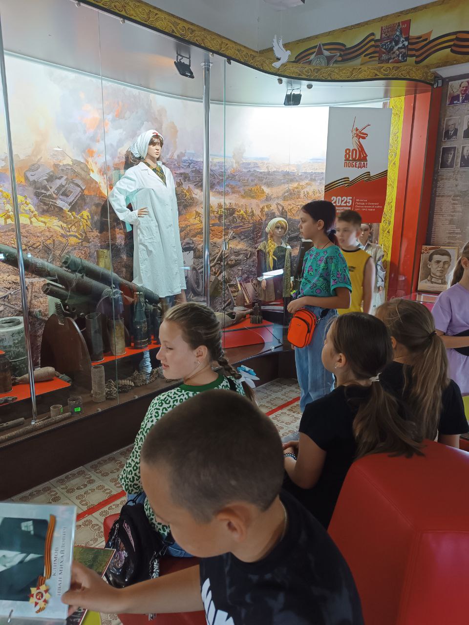 В Белогорском районном историко – краеведческом музее для школьного лагеря из с. Криничное и для воспитанников воскресной школы при Свято – Никольском храме были организованы тематические экскурсии по залу Великой Отечественной войны В Белогорском районном историко – краеведческом музее для школьного лагеря из с. Криничное и для воспитанников воскресной школы при Свято – Никольском храме были организованы тематические экскурсии по залу Великой Отечественной войны