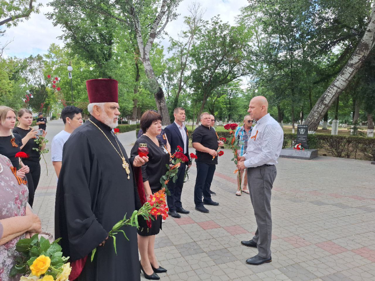 В пгт Советском возле памятника Воину-освободителю состоялось мероприятие, приуроченное ко Дню памяти и скорби. В пгт Советском возле памятника Воину-освободителю состоялось мероприятие, приуроченное ко Дню памяти и скорби.