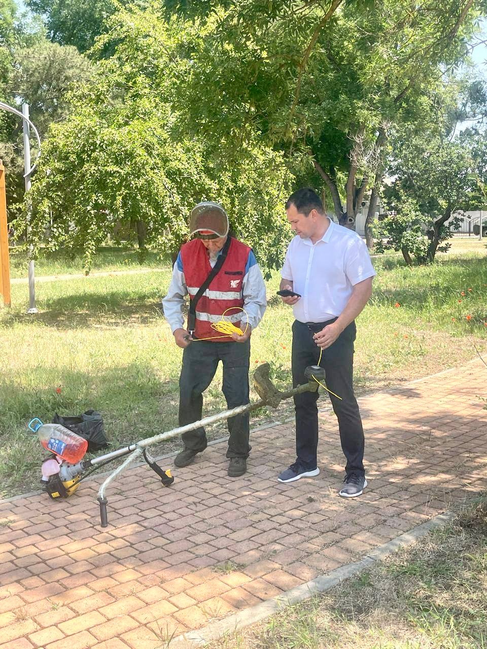 Продолжается покос травы по городу Продолжается покос травы по городу