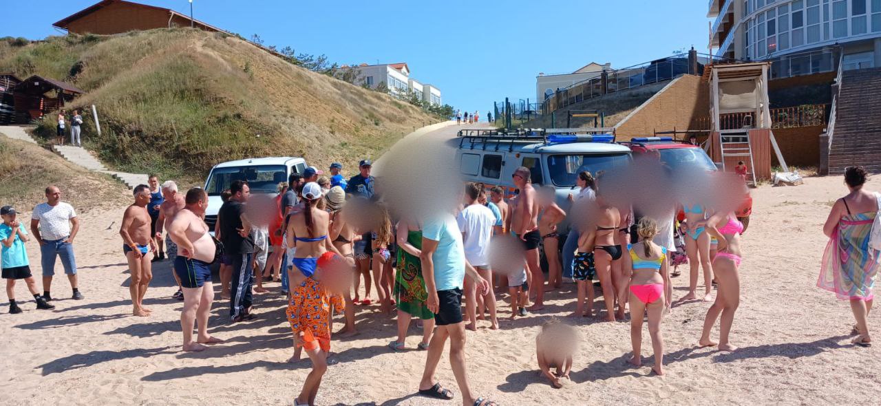 В Ленинском районе спасли сапбордистов, которых начало уносить в открытое море В Ленинском районе спасли сапбордистов, которых начало уносить в открытое море