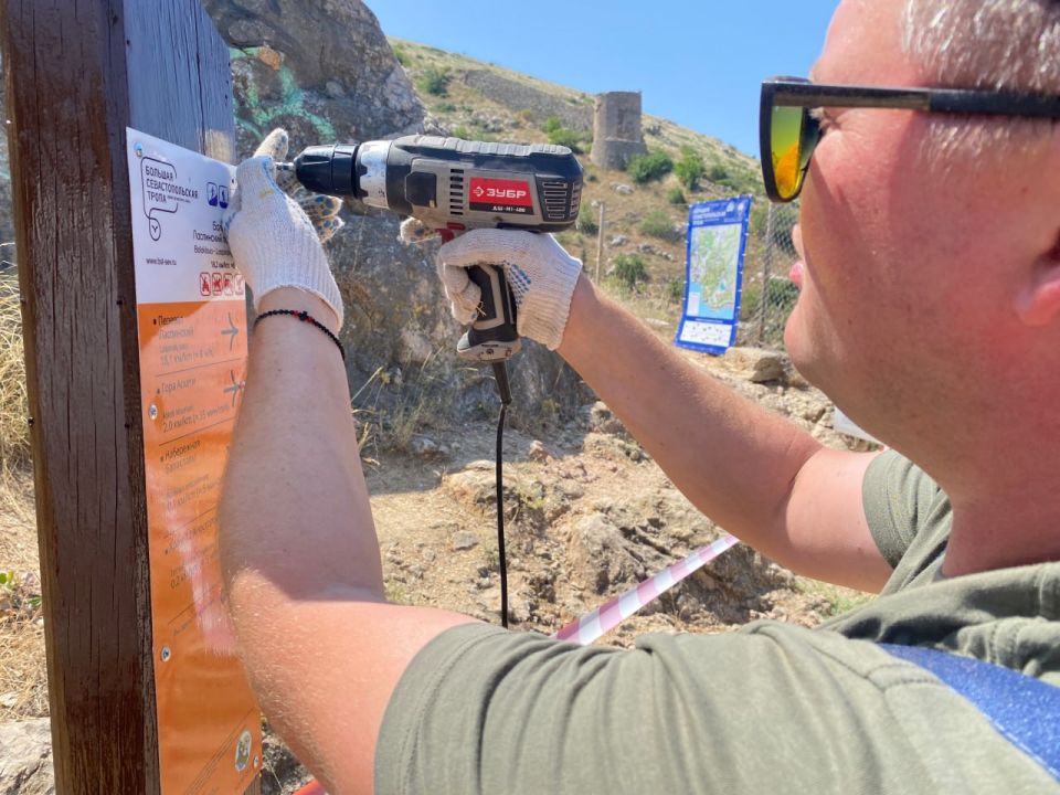 Михаил Развожаев: Приводим в порядок туристическую навигацию на Большой Севастопольской тропе Михаил Развожаев: Приводим в порядок туристическую навигацию на Большой Севастопольской тропе