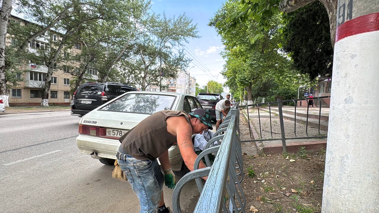 Сотрудники коммунальной службы проводят работы по окраске ограждений возле Горьковского рынка Сотрудники коммунальной службы проводят работы по окраске ограждений возле Горьковского рынка