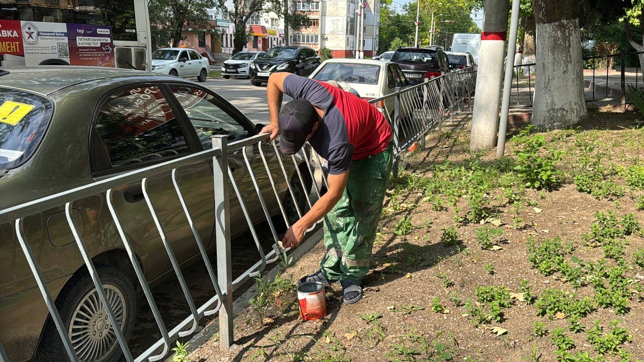 Сотрудники коммунальной службы проводят работы по окраске ограждений возле Горьковского рынка Сотрудники коммунальной службы проводят работы по окраске ограждений возле Горьковского рынка