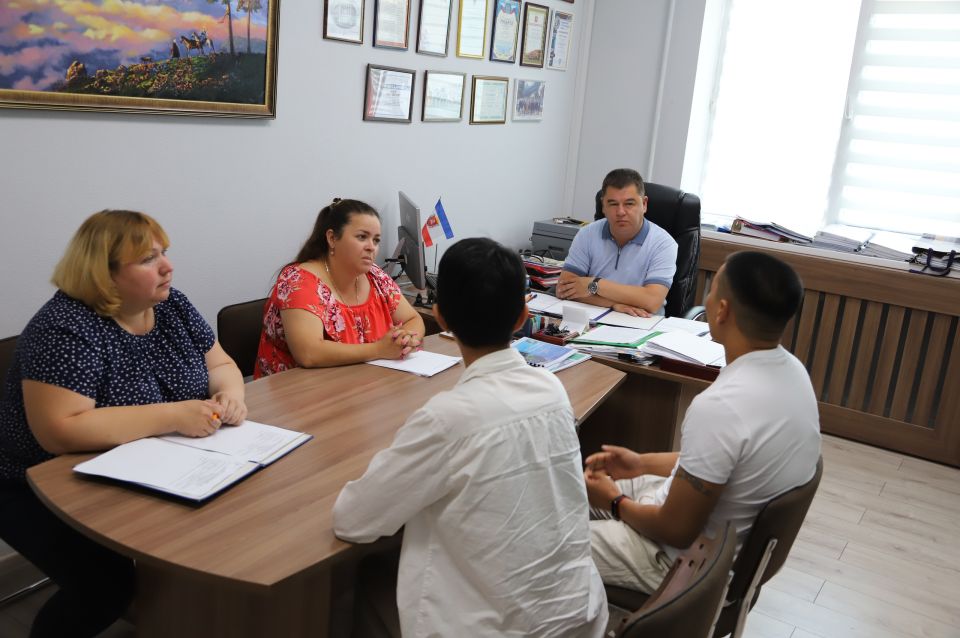 На приёме граждан у первого заместителя главы администрации Бахчисарайского района Энвера Аблаева обсудили инициативу создания контактного зоопарка На приёме граждан у первого заместителя главы администрации Бахчисарайского района Энвера Аблаева обсудили инициативу создания контактного зоопарка