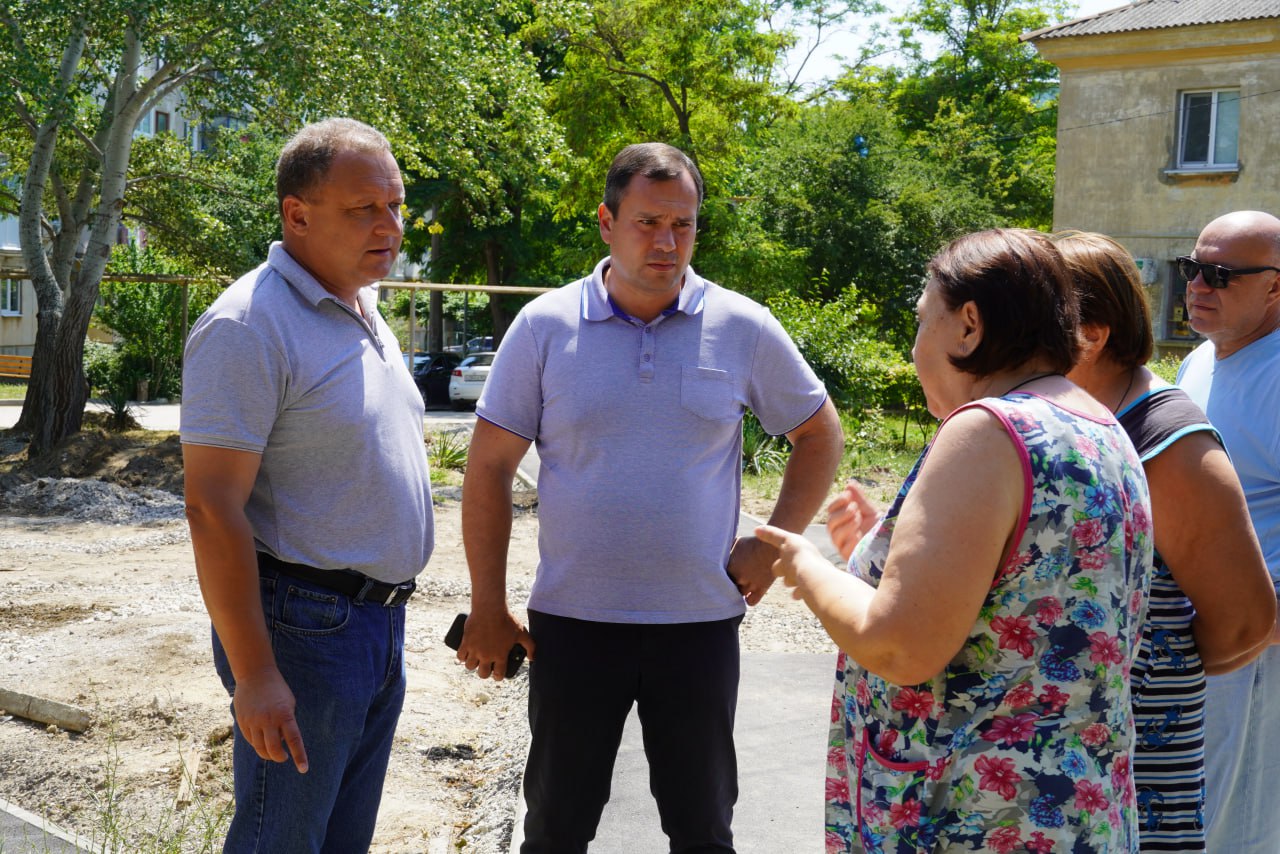 В благоустраиваемых дворах состоялась встреча главы администрации Олега Каторгина с жителями В благоустраиваемых дворах состоялась встреча главы администрации Олега Каторгина с жителями