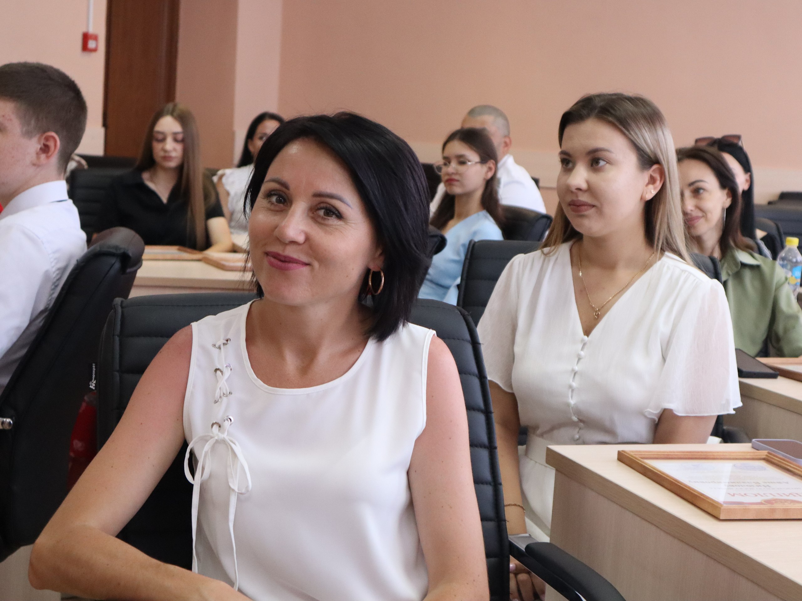 В Джанкойском районе поздравили активную молодёжь с наступающим праздником В Джанкойском районе поздравили активную молодёжь с наступающим праздником