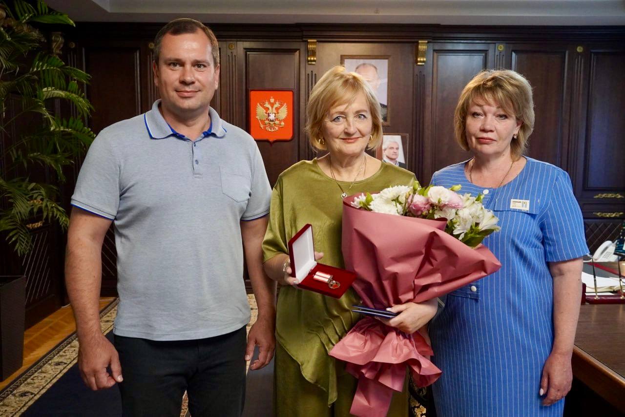 Глава администрации Керчи Олег Каторгин поздравил с юбилеем Нину Александровну Батищеву Глава администрации Керчи Олег Каторгин поздравил с юбилеем Нину Александровну Батищеву