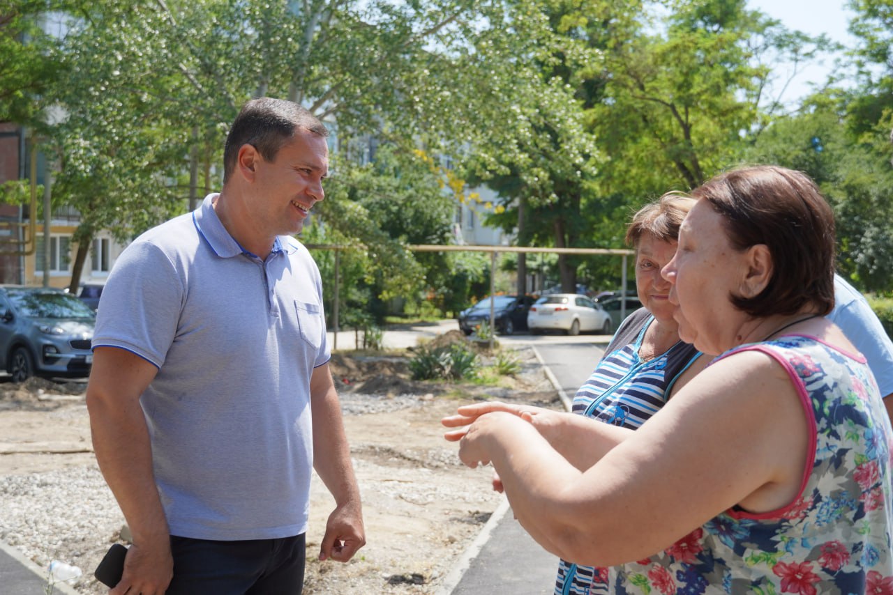 В благоустраиваемых дворах состоялась встреча главы администрации Олега Каторгина с жителями В благоустраиваемых дворах состоялась встреча главы администрации Олега Каторгина с жителями