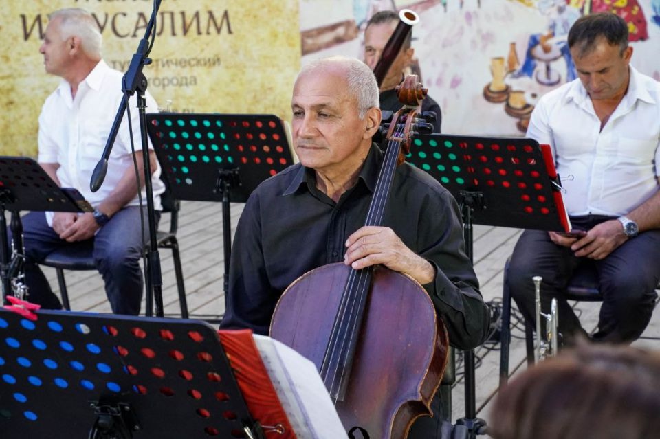 Александр Юрьев: В сквере Ашика Умера состоялся концерт классической музыки под открытым небом