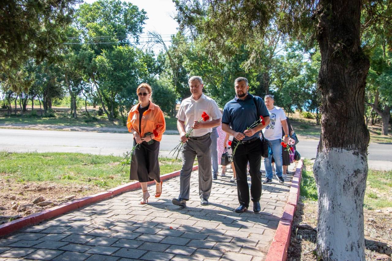 В День памяти партизан и подпольщиков в Керчи прошли церемонии возложения цветов В День памяти партизан и подпольщиков в Керчи прошли церемонии возложения цветов