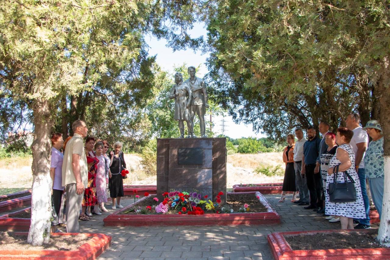 В День памяти партизан и подпольщиков в Керчи прошли церемонии возложения цветов В День памяти партизан и подпольщиков в Керчи прошли церемонии возложения цветов
