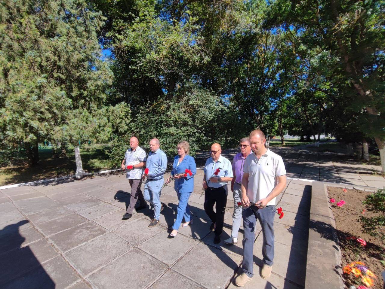 В День памяти партизан и подпольщиков в Керчи прошли церемонии возложения цветов В День памяти партизан и подпольщиков в Керчи прошли церемонии возложения цветов