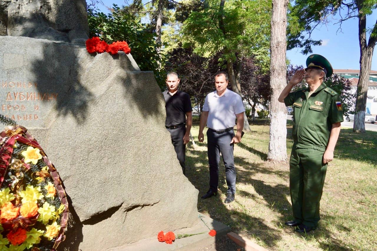 В День памяти партизан и подпольщиков в Керчи прошли церемонии возложения цветов В День памяти партизан и подпольщиков в Керчи прошли церемонии возложения цветов