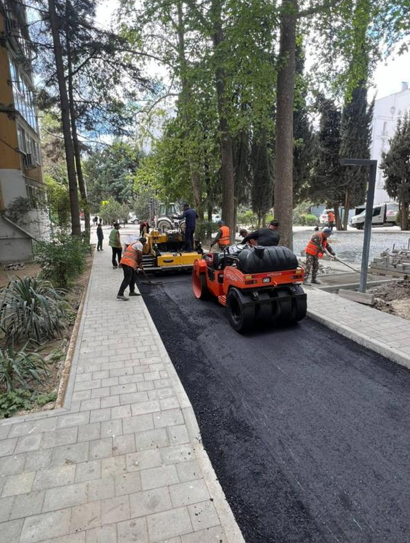 Продолжаются работы по благоустройству придомовой территории по улице Платановая, 6. Продолжаются работы по благоустройству придомовой территории по улице Платановая, 6.
