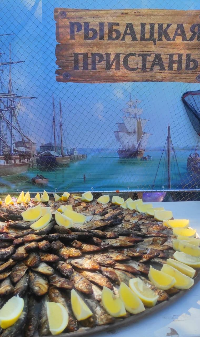 В ходе гастрофестиваля «Дары моря», который прошел в Керчи 28 июня, предприниматели города готовили разнообразные морские блюда В ходе гастрофестиваля «Дары моря», который прошел в Керчи 28 июня, предприниматели города готовили разнообразные морские блюда